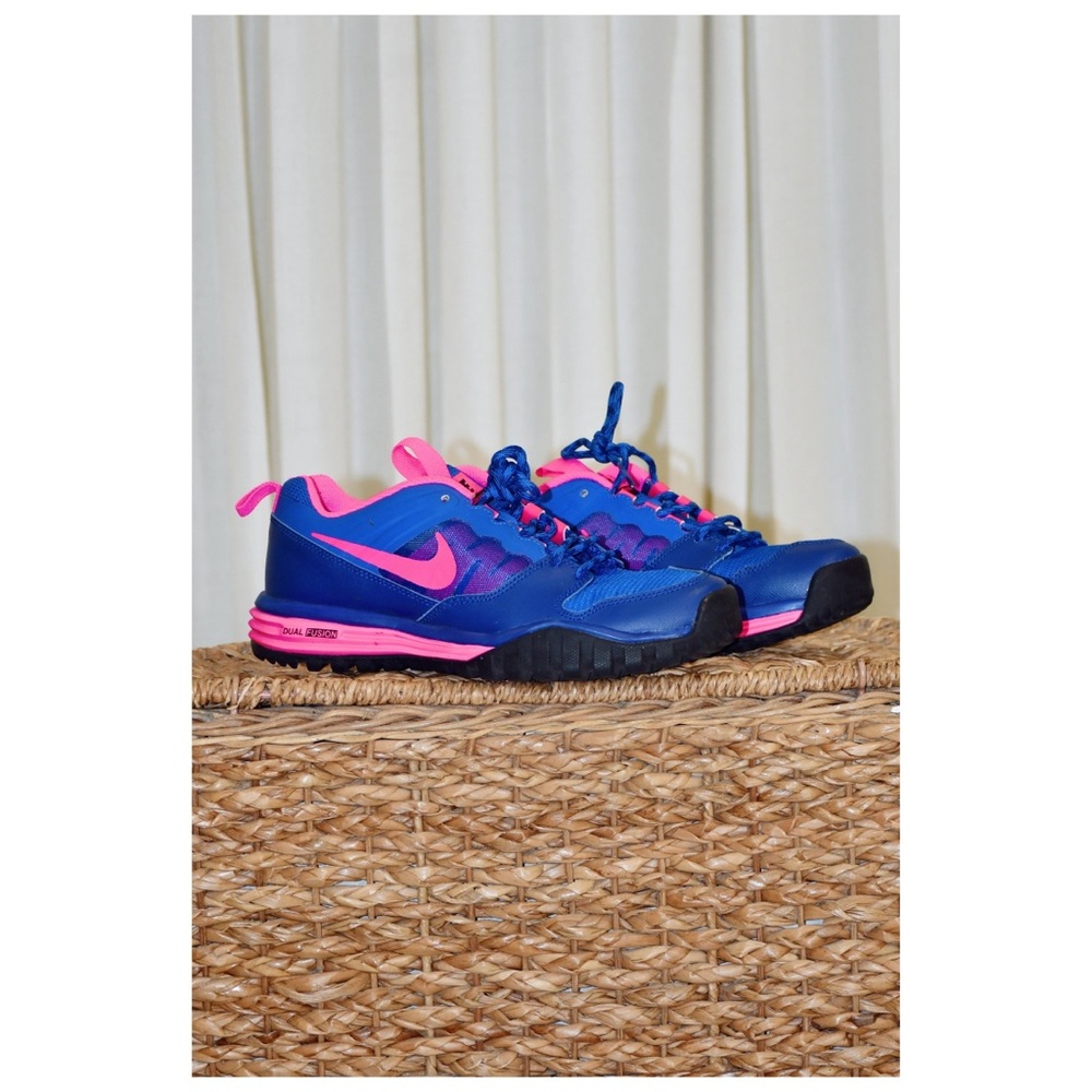 Nike Dual Fusion Hills Sneakers